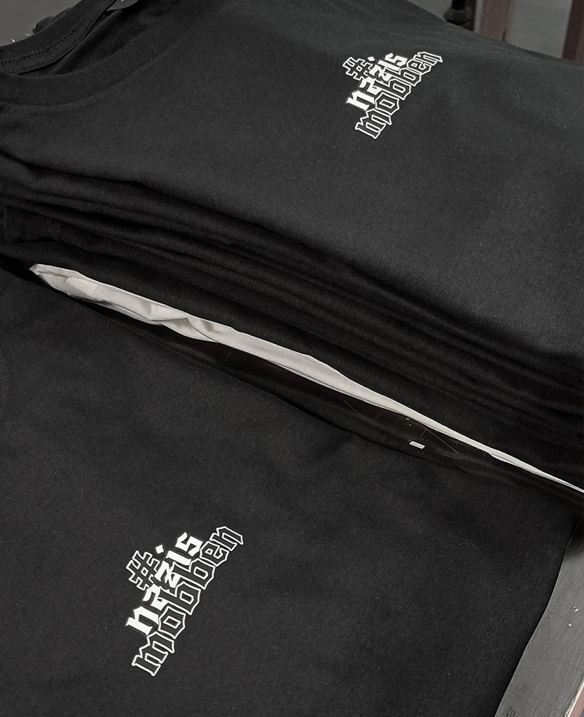 Schwarze Shirts mit dem kleinen Schriftzug #nazismobben auf der Brust